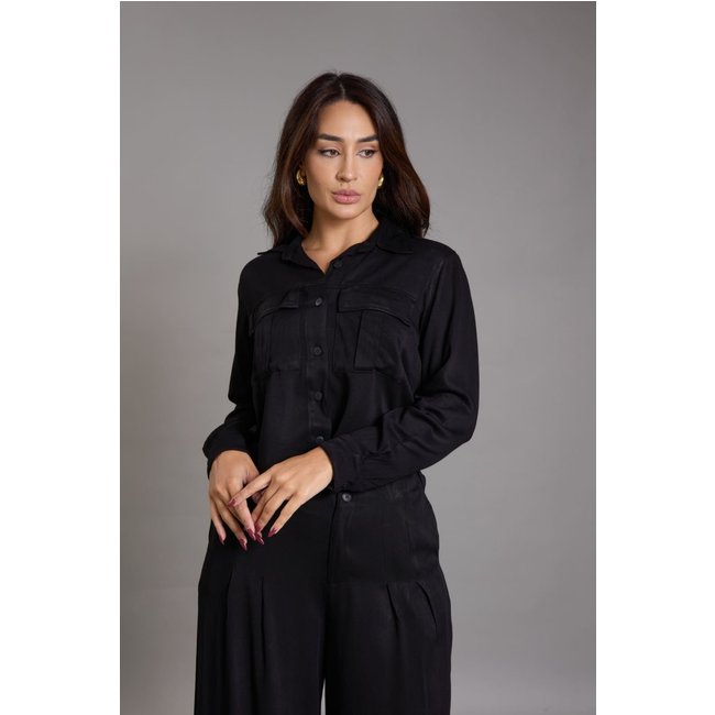 Camisa Feminina Manga Longa Preta com Bolsos Lemier Collection