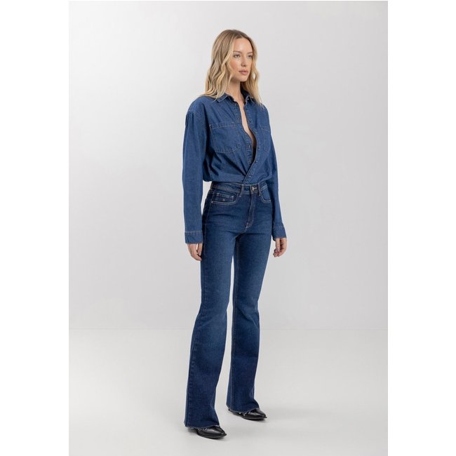 Calça Jeans Flare Com Cintura Alta E Barra Cortada A Laser