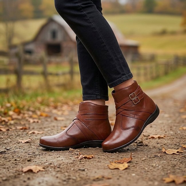 Bota Feminina Couro Conforto Sem Salto Cano Curto Zíper Leve Pinhão
