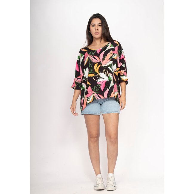 Blusa CabanaFree Morcego Ampla Tangará Estampa Pétalas Noturna