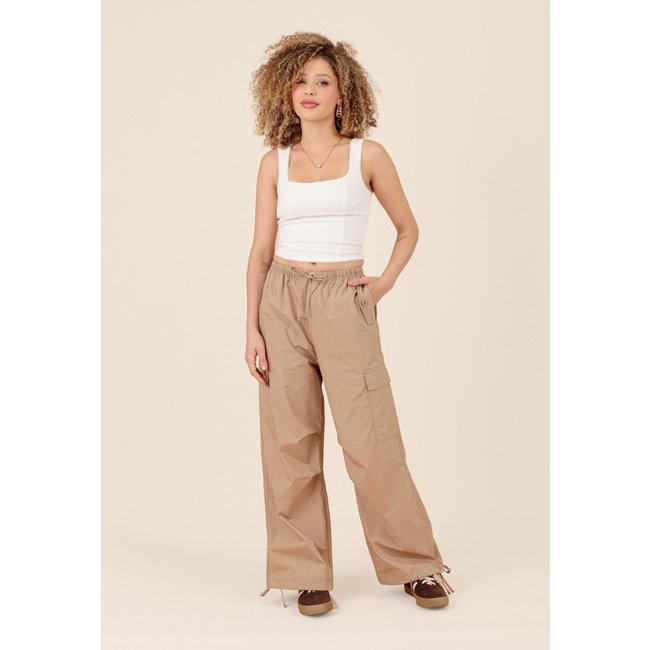 Calça Parachute Pop Me Bolso Cargo Puxador Barra Caqui