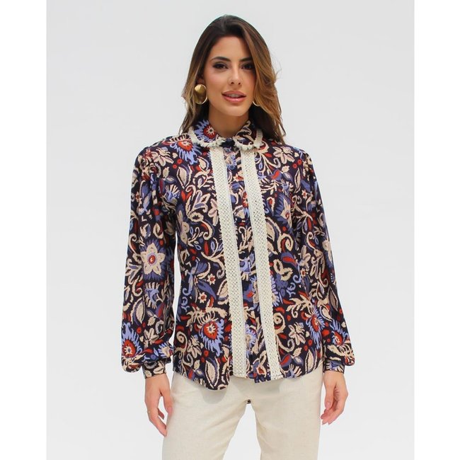 Camisa Feminina Ampla de Viscose Estampada com Detalhes em Renda e Toque Delicado