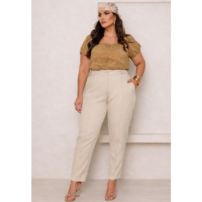Calça Plus Size Alfaiataria Elegante com Vinco Bege