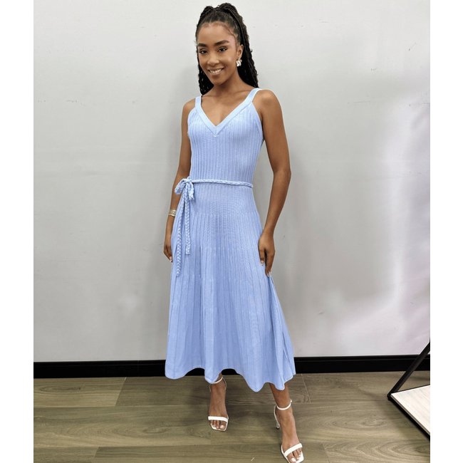 Vestido Cherry Line Midi Alça Decote Tricô Canelado Cinto Trançado Azul