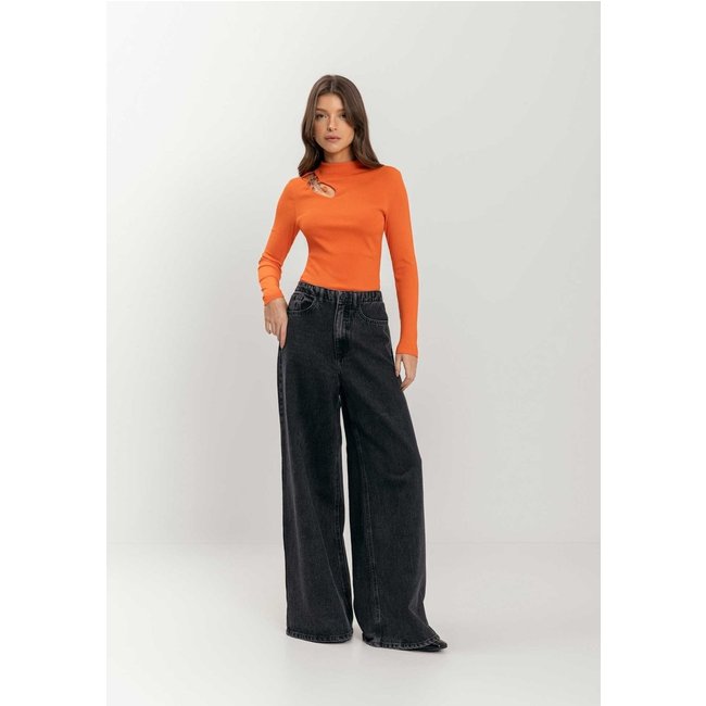 Blusa Canelada De Mangas Longas Com Recorte E Enfeite