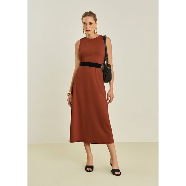 Vestido Maria Valentina Ajustado Decote Canoa Sem Manga Midi Marrom