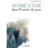 Un homme si grand dans l'entrée du jour