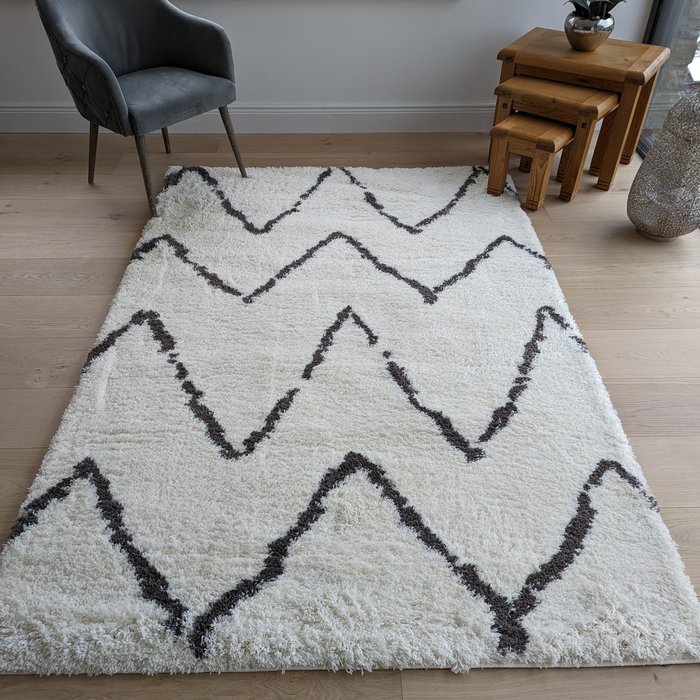 The Range | The Rug Wholesaler Ivory Chevron 4cm Shaggy Rugs - Ivory / 170cm The Rug Wholesaler Ivory Chevron 4cm Shaggy Rugs - Ivory / 170cm