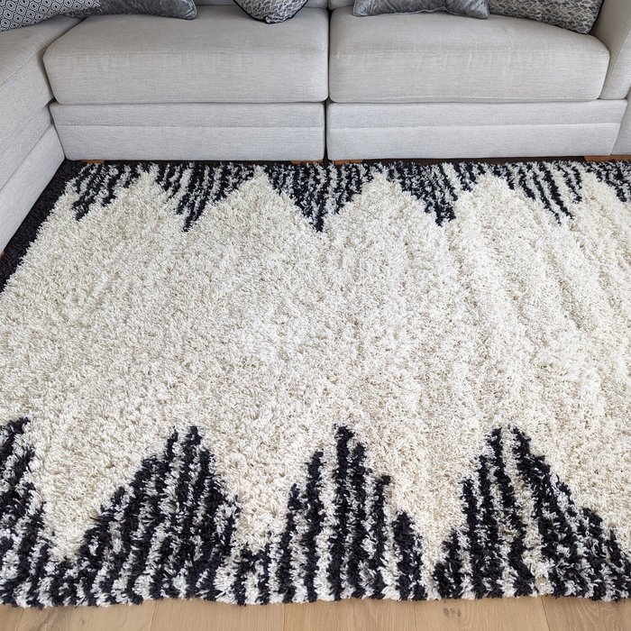 The Range | The Rug Wholesaler Ivory and Charcoal Geometric Shaggy Rug - Nova - Ivory / 4kg / 110cm The Rug Wholesaler Ivory and Charcoal Geometric Shaggy Rug - Nova - Ivory / 4kg / 110cm