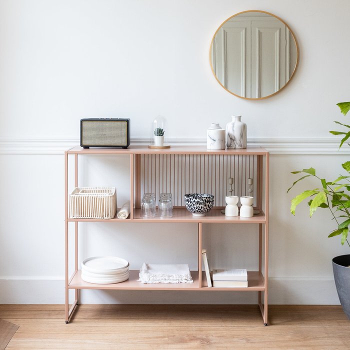 Vieja estantería de metal rosa emilia
