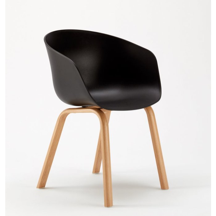 Silla norky con reposabrazos negro y patas de metal efecto madera natural