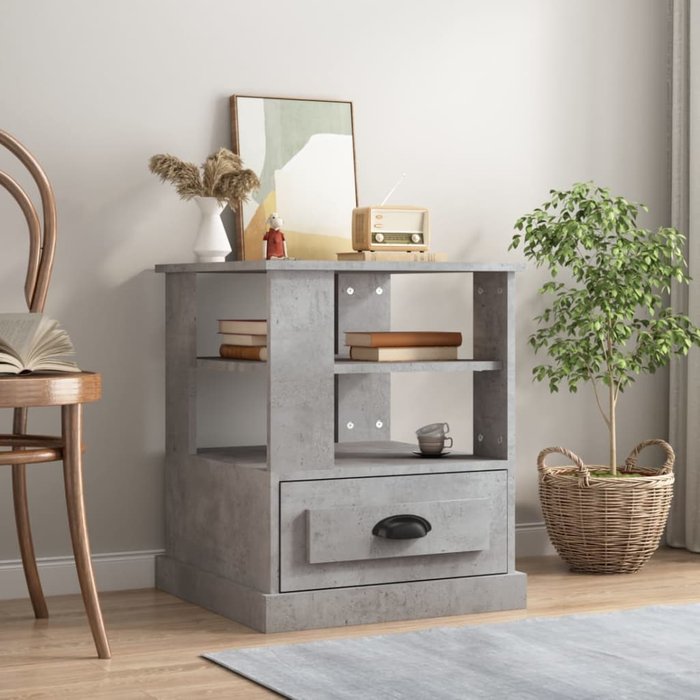 Mesa auxiliar gris hormigón de 50x50x60 cm, fabricada en madera de ingeniería.