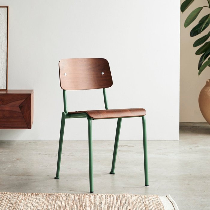 Tikamoon silla en metal y madera de nogal mio verde liquen