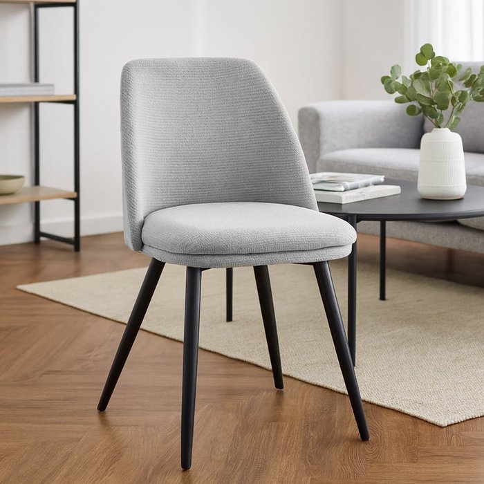 Silla de comedor kety en microfibra gris claro con patas de metal negro