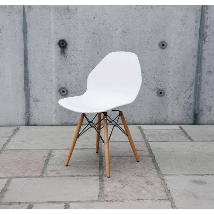 Silla de interior blanca con estructura de madera y tirantes de acero zebra