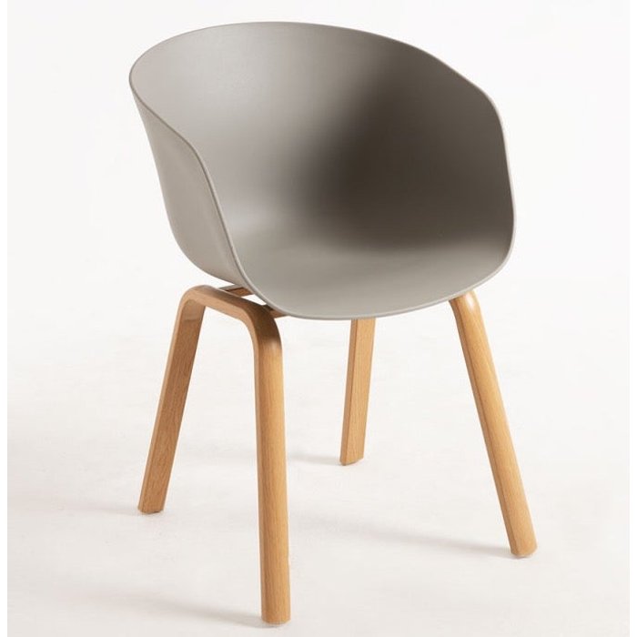 Silla escandinava con reposabrazos grises y patas wau natural