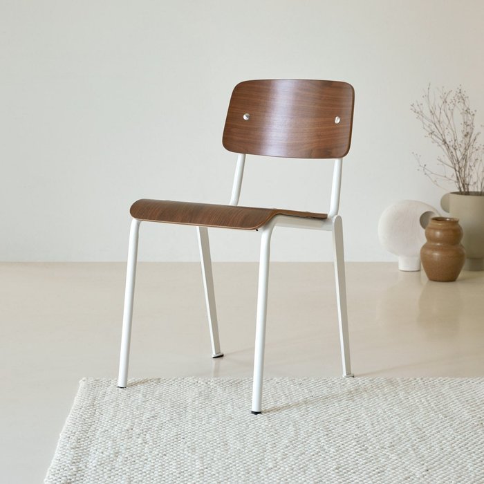 Tikamoon silla de metal y madera de nogal mio white