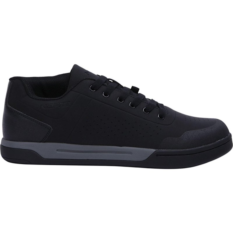 Ein Paar Neatt Basalte Flat MTB-Schuhe Schwarz