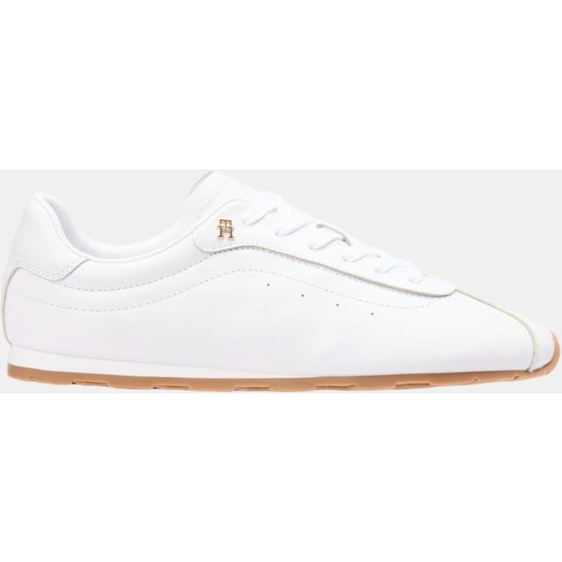 Tommy Hilfiger - Tenis blancos perfil bajo con suela color café.