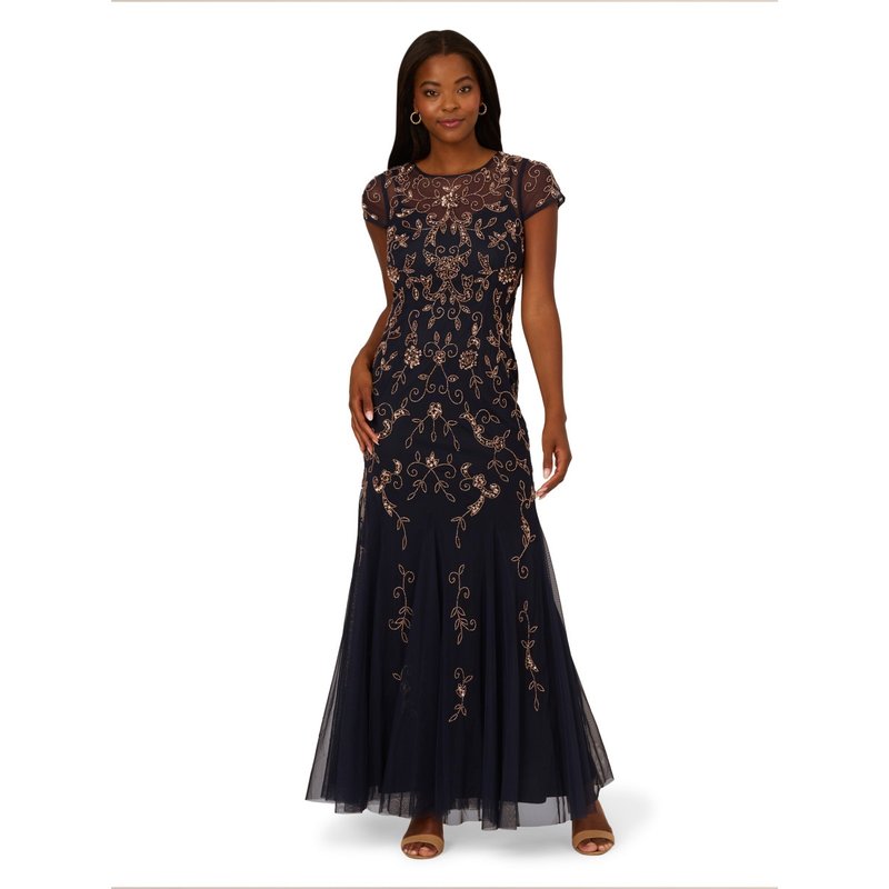 Adrianna Papell - Vestido de manga corta con ornamentos de pedrería.