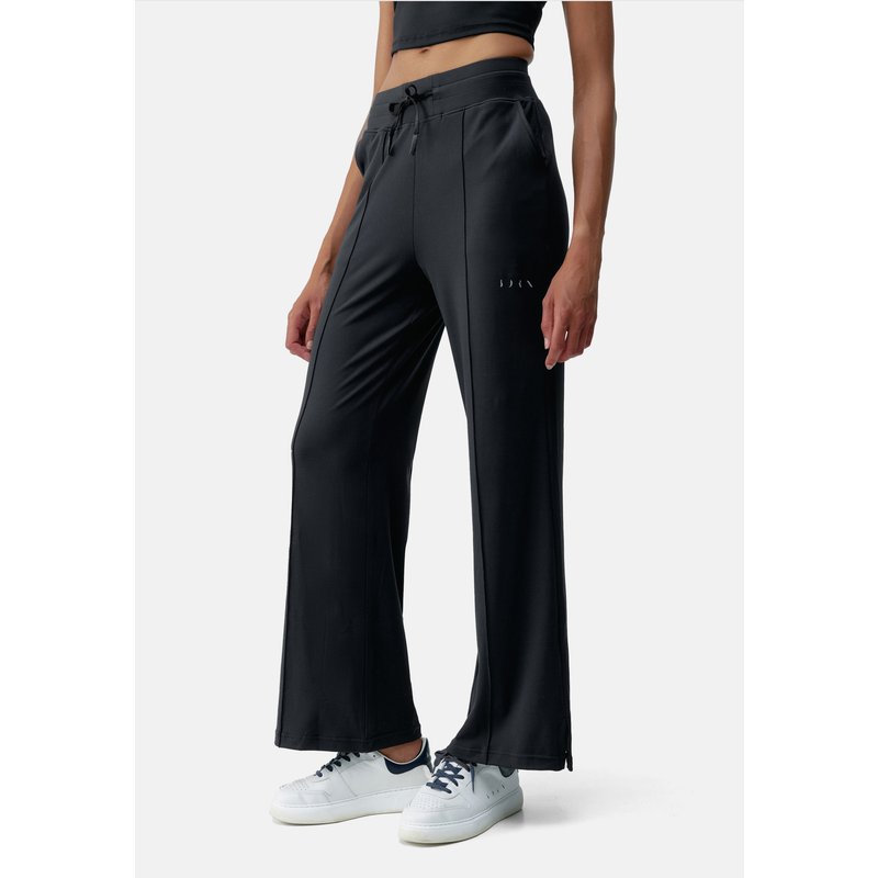 Born Pant Leila