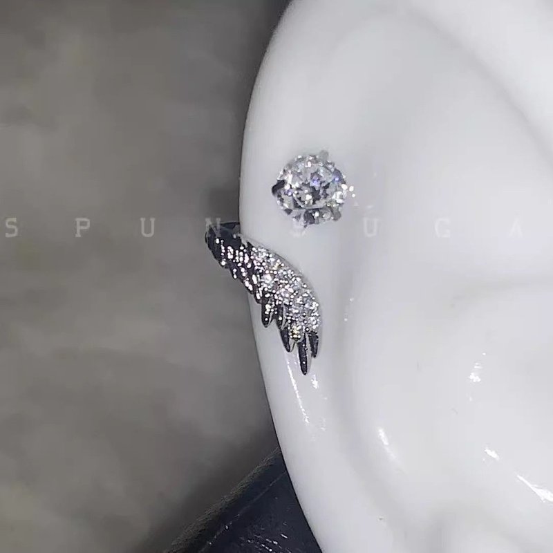 Superbes boucles d'oreilles à tige en acier titane, polyvalentes et uniques, avec ailes d'ange enveloppées de diamants scintillants pour femmes