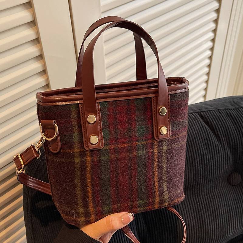 Women's Bag Large Capacity Bag Woolen Plaid Shoulder Bag Versatile Niche Commuter Tote Bag