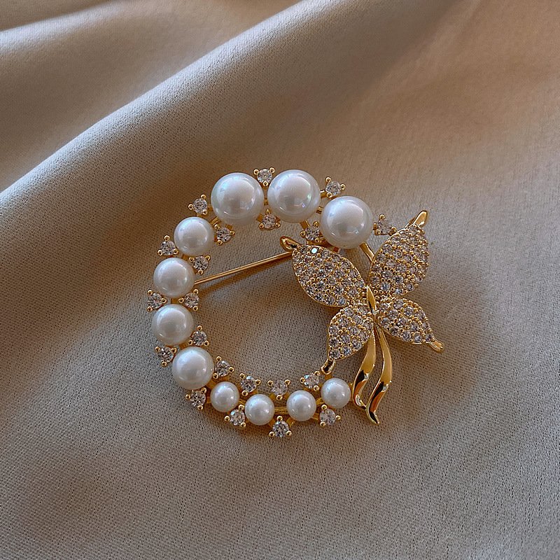 Designer diamond pearl Butterfly brooch literary style temperament fashion personality fixed clothing accessories