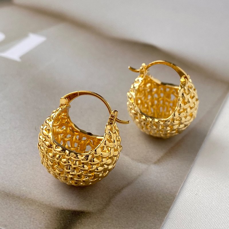 French lazy retro explosive temperament simple woven hollow core gold plated round basket earrings