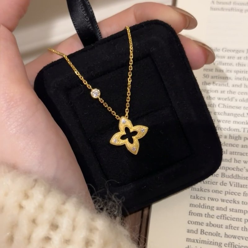 Italian Buchi Style Floral Brushed Four-Leaf Clover Necklace French Retro Light Luxury High-End Clavicle Chain Pendant