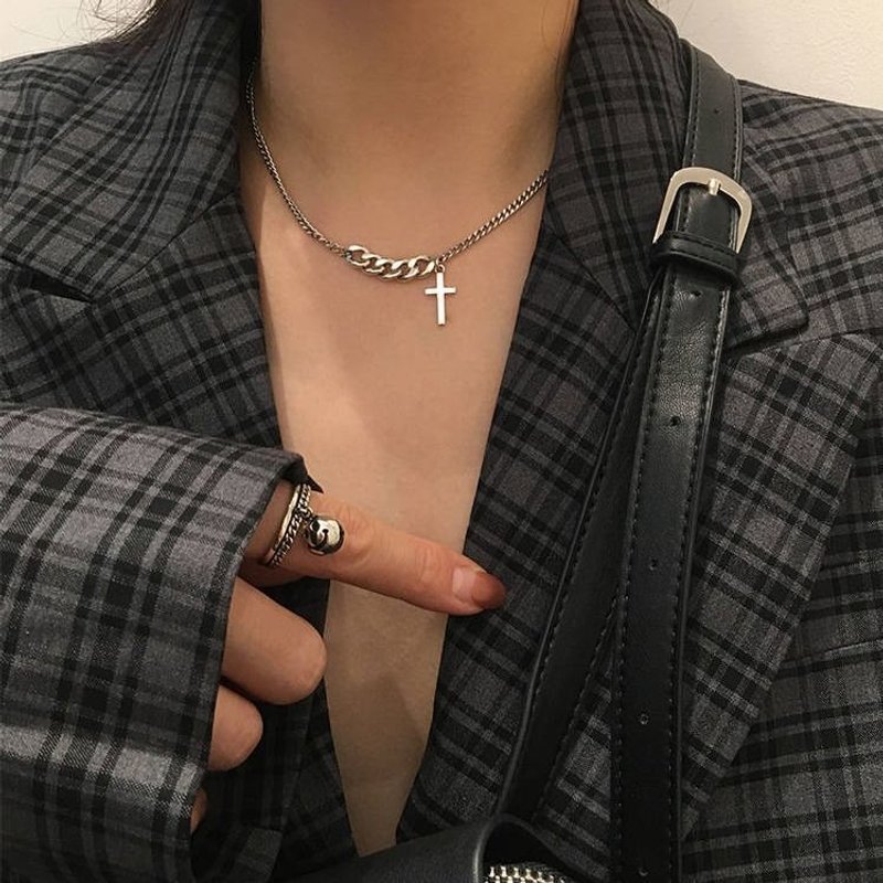 Korean ins style short cross collarbone chain female internet red minimalist niche light luxury necklace with versatile