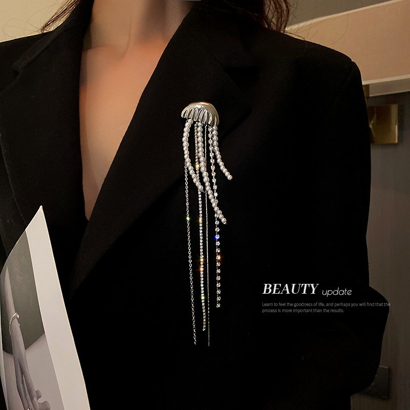 Korean Version of Diamond Studded Pearl Tassel Jellyfish Brooch Fashionable and Exaggerated Pin Ins High-end Suit Jacket Accessories
