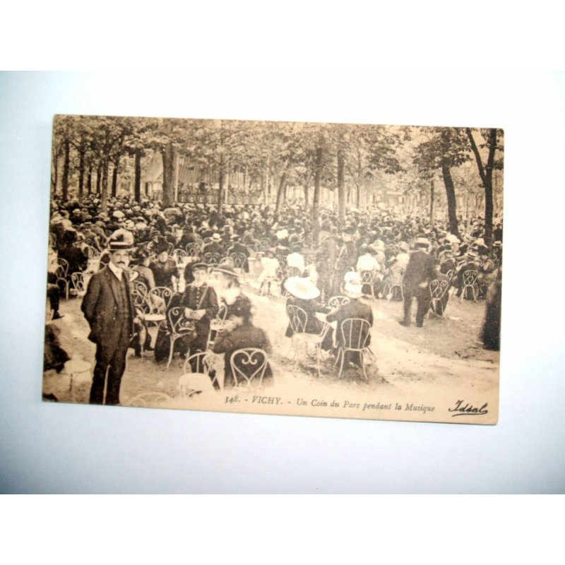 Carte Postale Ancienne - Vichy - Un Coin Du Parc Pendant La Musique