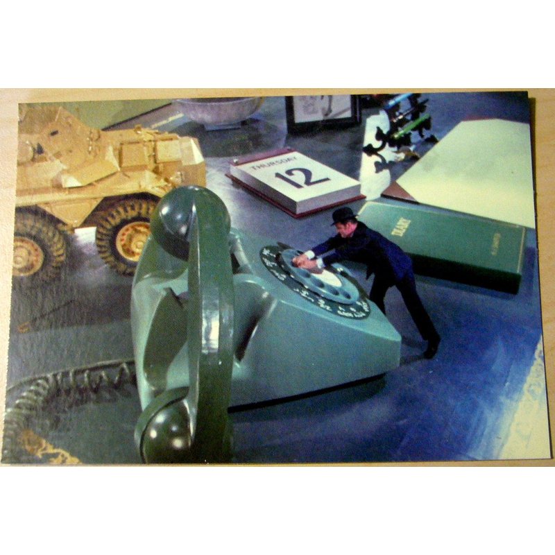 Carte Postale Série "Chapeau Melon Et Bottes De Cuir" Steed Et Téléphone