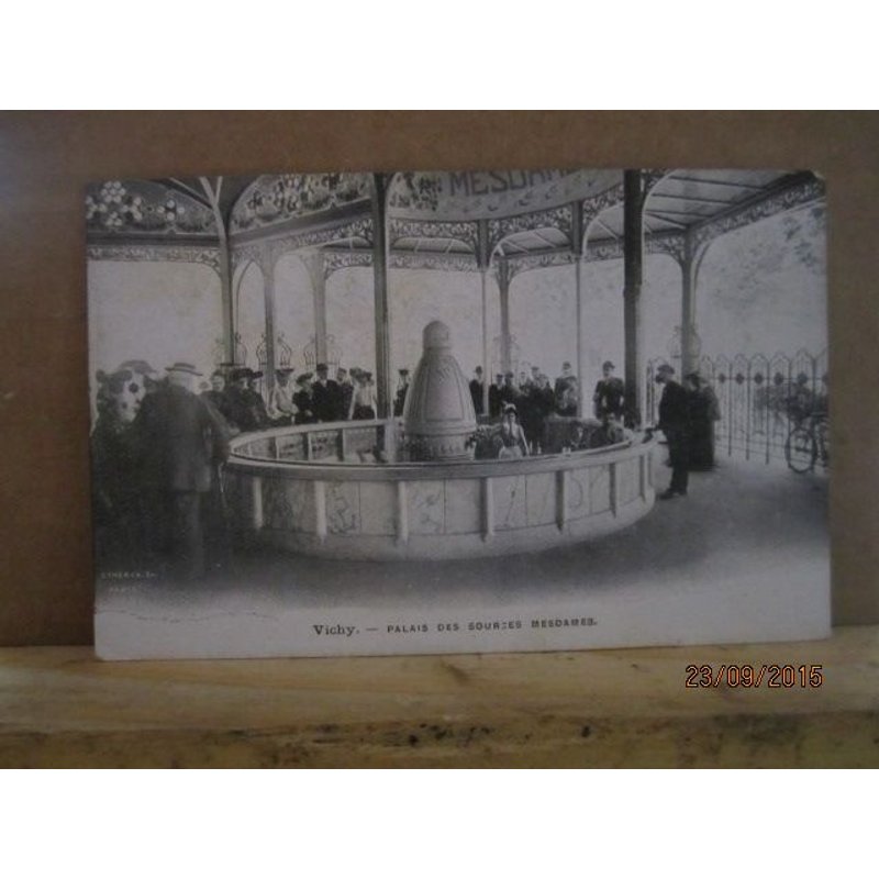 Cpa 03 Vichy Palais Des Sources Mesdames, Animée - Non Écrite