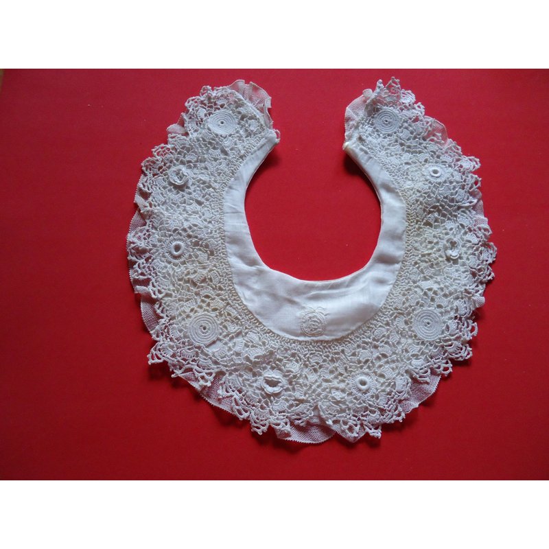 Bavoir Trés Ancien,Broderie Au Crochet " Avant 1950
