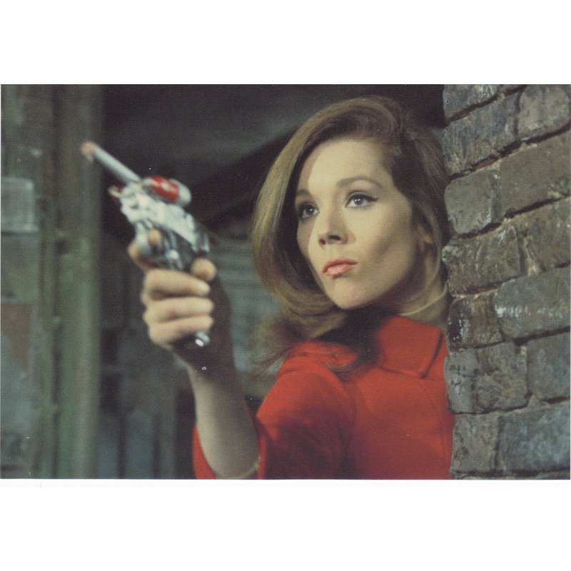 Chapeau Melon & Bottes De Cuir - Emma Peal Avec Un Pistolet