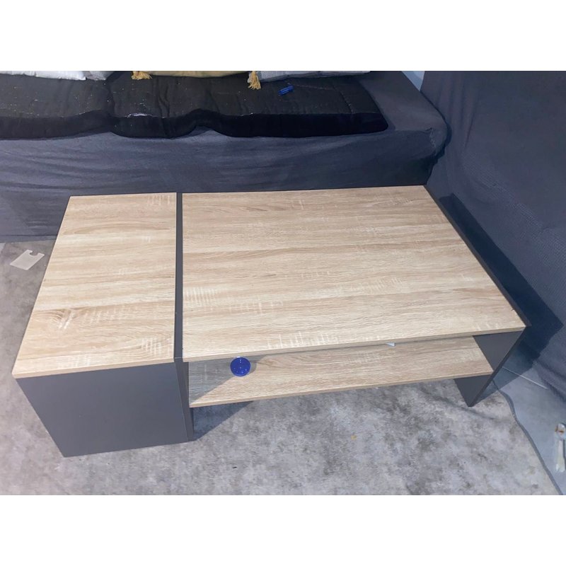 Table Base En Très Bon État Avec Un Petit Coin De Rangement Assez Grand.