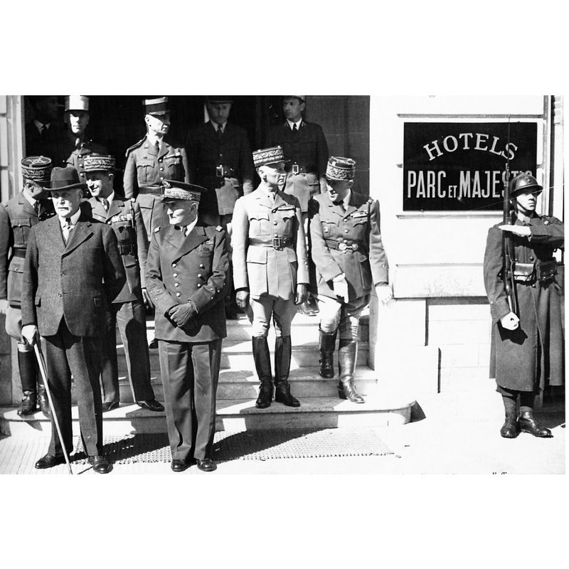 Ww2 - Le Mal Pétain, L'amiral Darlan Et Des Généraux Devant L'hôtel Du Parc À Vichy