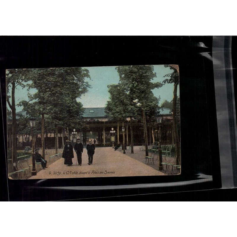 Carte Postale Vichy -La Grande Allée Devant Le Palais Des Sources En L'état Sur Les Photos