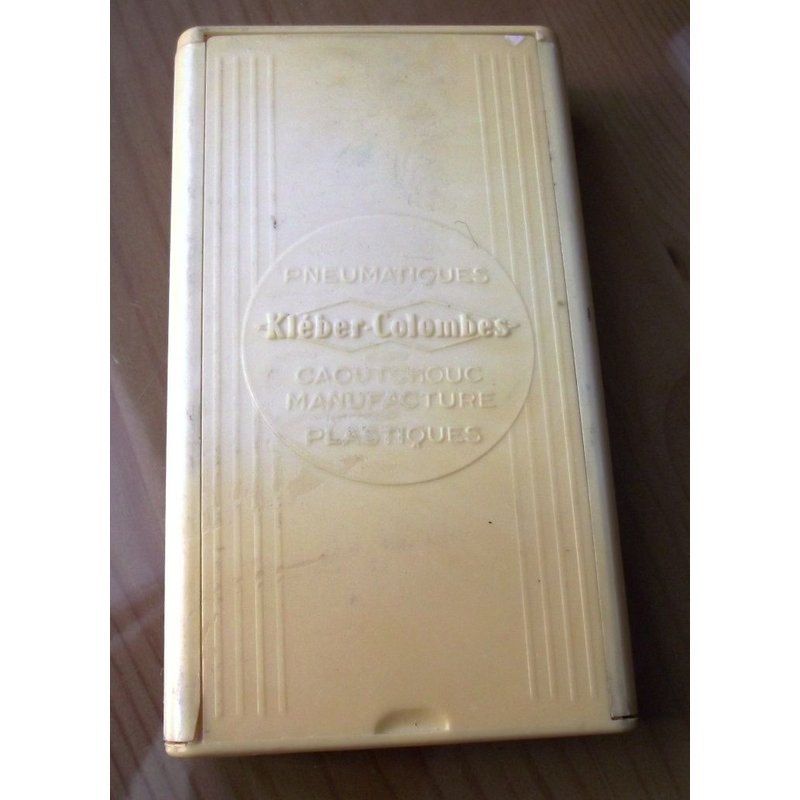 Brosse Pliante Boite Plastique :Pneumatiques Kléber Colombes Caoutchouc Manufacturé Plastique