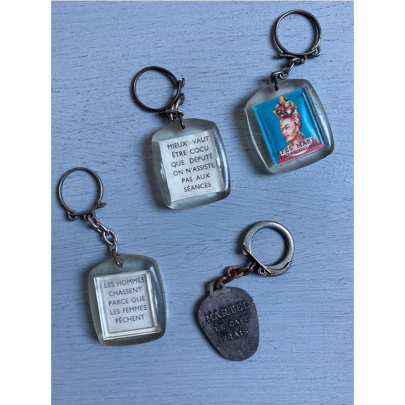 4 Porte Clefs : Café Martel, Martinique (Au Verso : Mieux Vaut Être Cocu Que Député ...-Les Fruits Et Les Femmes ... - Les Hommes Chassent, Les Femmes Pêchent & Le 4 Ème En Métal)