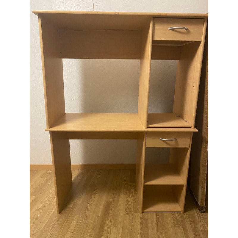 Vend Bureau En Bon État 15€ Le Bureau 30€ Les Deux.