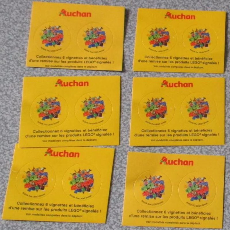 Douze Vignettes Autocollantes Auchan 2018 Crée Ton Monde Lego Rondes (Diamètre 1.8cm)-Fond Jaune Avec Illustration En Couleurs-Pour Décorer Jouets, Objets Ou Cahiers