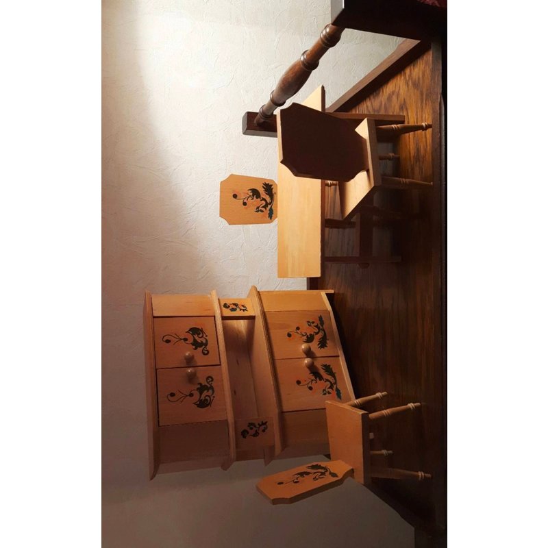 Jouet Meuble Pour Poupée (Mannequin), Lot Composé 1 Buffet H 32cm, Lar 27,5, . 1 Table H 13cm, Lg 23 Cm, Lar 16,5 Cm 3 Chaises Assise 7cm, H 21cm.Très Belle Ensemble De Belle Qualité, Déco