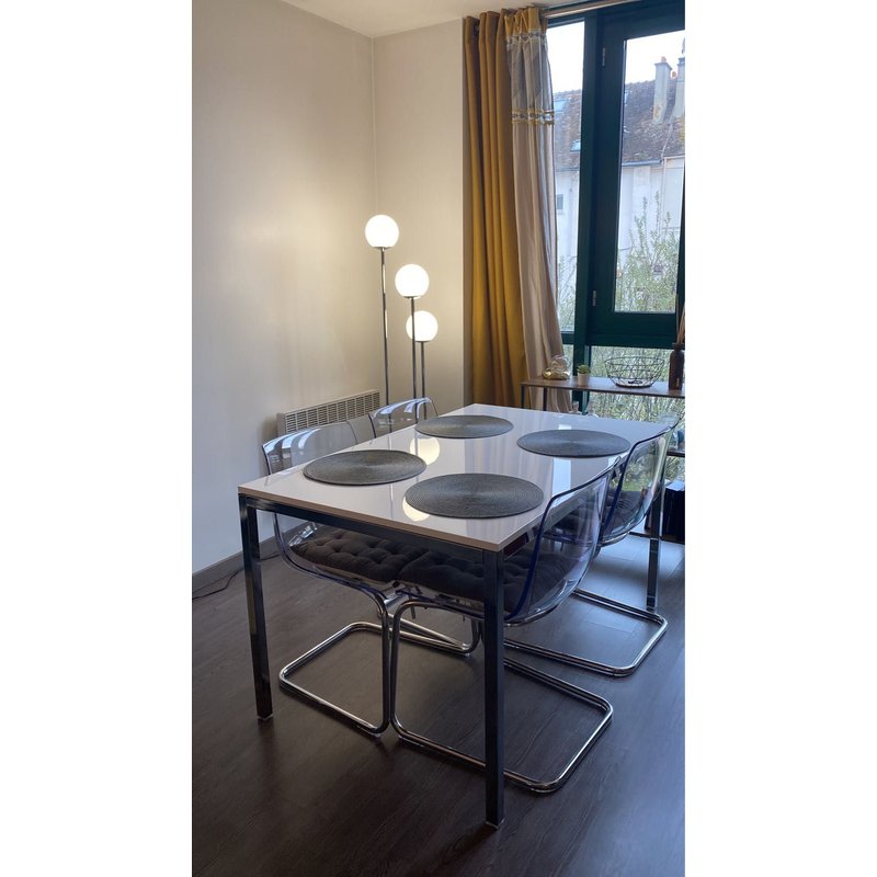 1 Table Et 4 Chaises À Vendre. Très Bon État