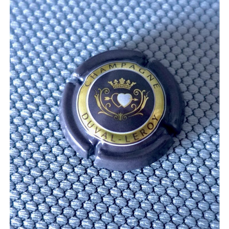 Capsule De Champagne Duval-Leroy. Gris Taupe Foncé , Or Et Coeur Blanc.