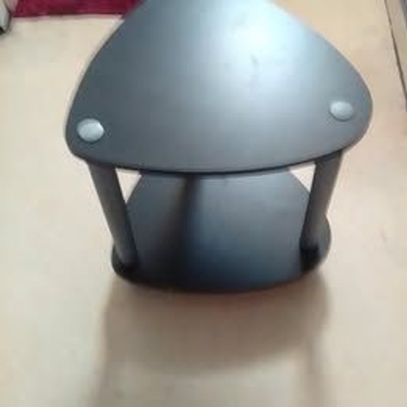 Meuble Noir Triangulaire Sur Roulette