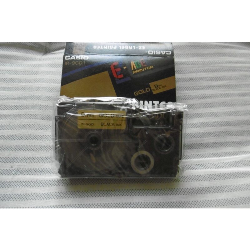 Casio XR-9GD1 - Auto-adhésif - noir sur or - Rouleau (0,9 cm x 8 m) 1 cassette(s) bande d'étiquettes - pour Disc Title Printer CW-L300; KL 170, 60, 60SR, 780, 8100