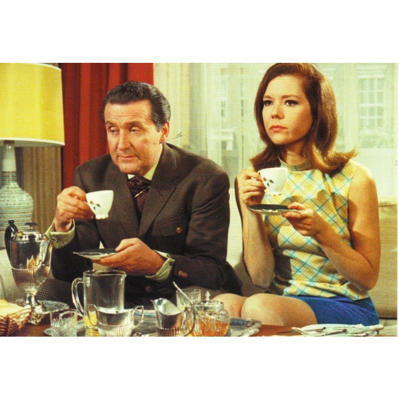 Chapeau Melon & Bottes De Cuir - Carte Postale De 2002 - Emma Peel & John Steed Buvant Le Thé.